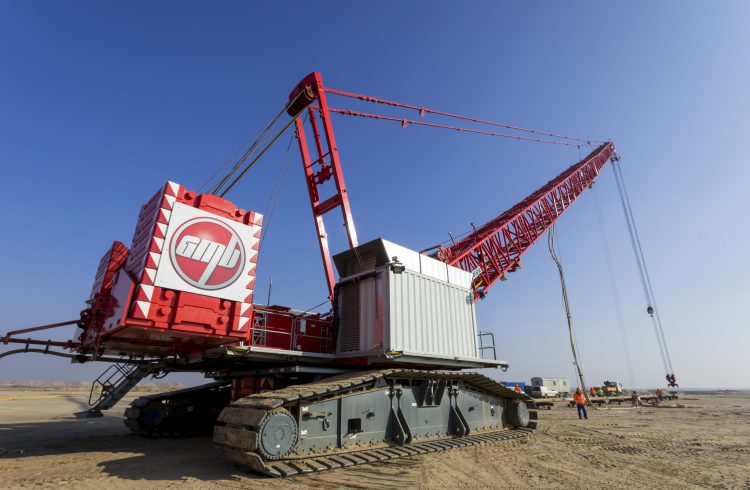 Umsetzung des RDV-Raupenkrans (Ruetteldruckverdichtung) LR1750 der GMB vom Tagebau Jaenschwalde zum neuen Einsatzort im zukuenftigen Cottbuser Ostsee, Transport zum Demontageplatz im Tagebau Jaenschwalde am 13.02.2017