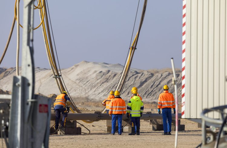 Umsetzung des RDV-Raupenkrans (Ruetteldruckverdichtung) LR1750 der GMB vom Tagebau Jaenschwalde zum neuen Einsatzort im zukuenftigen Cottbuser Ostsee, Transport zum Demontageplatz im Tagebau Jaenschwalde am 13.02.2017